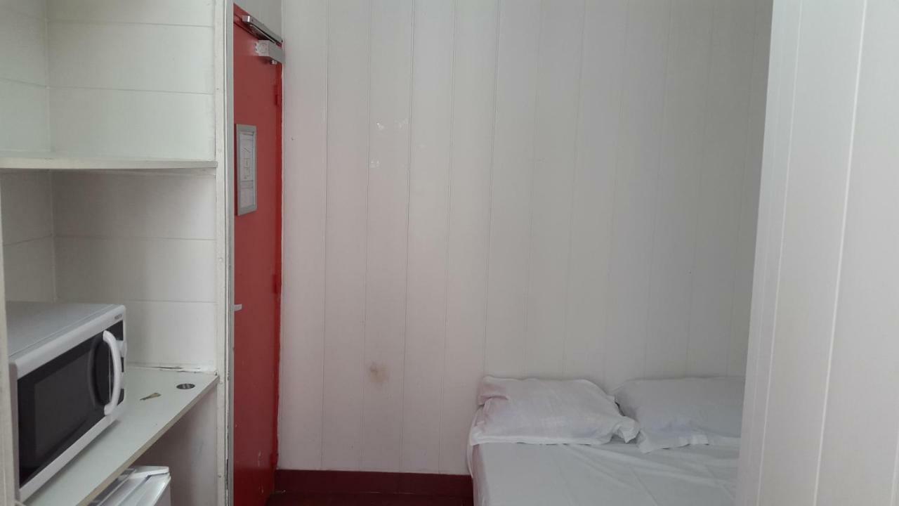 Hotel Cyrano Voltaire Париж Екстериор снимка