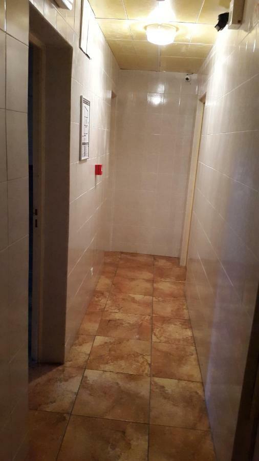 Hotel Cyrano Voltaire Париж Екстериор снимка